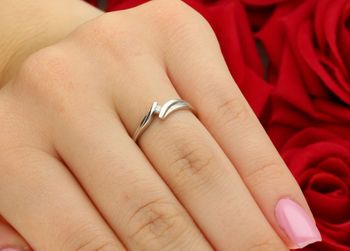 Elegancki pierścionek z białego złota 585 z brylantem 0,03 ct, czystość SI, barwa H. Przekładany wzór, rozmiar 13. Idealny prezent z certyfikatem autentyczności3.jpg